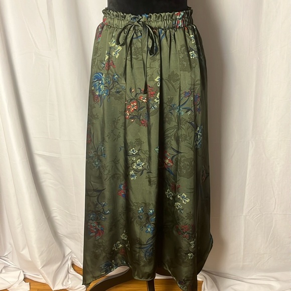 Time and Tru Dresses & Skirts - Time and Tru M (8-10) satin Handkerchief hem skirt EUCwith POCKETS $5️⃣ bundled